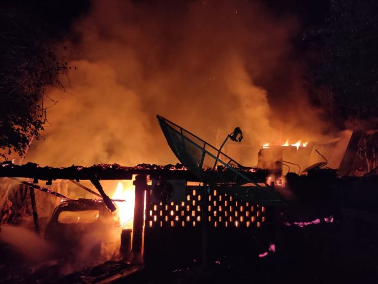 Incêndio destrói residência e veículo no interior de Marechal Rondon; moradores conseguiram se salvar
