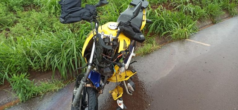 Jovem fica gravemente ferido após bater moto atrás de caminhão na BR-467