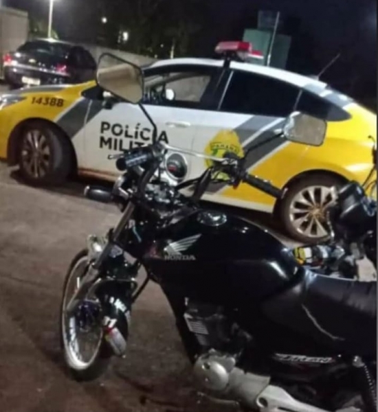 PM flagra menores “empinando” motos em Mercedes e eles acabam na delegacia
