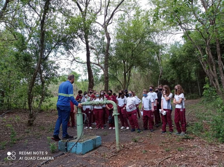 Alunos do colégio Rui Barbosa participam de aula de campo no Saae