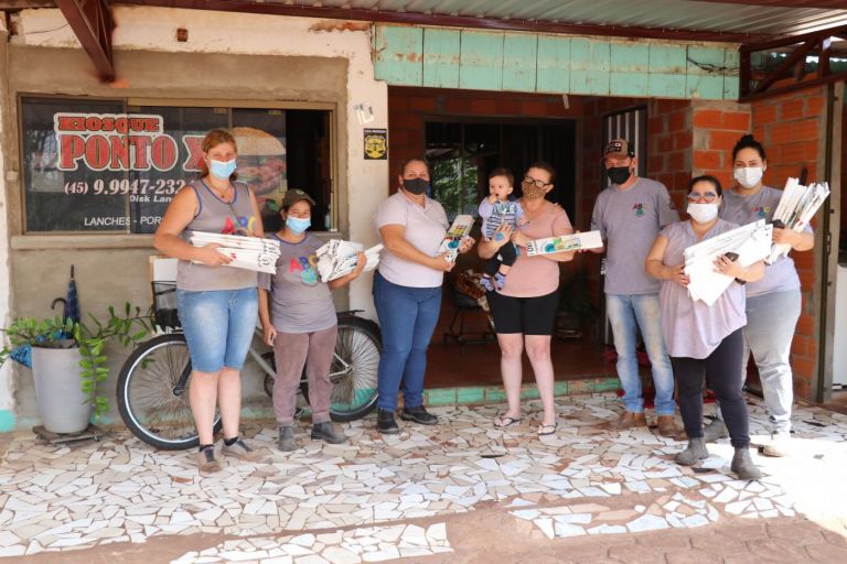 ABC promove entrega de imãs e sacos de rafia destinados à coleta de recicláveis em Pato Bragado