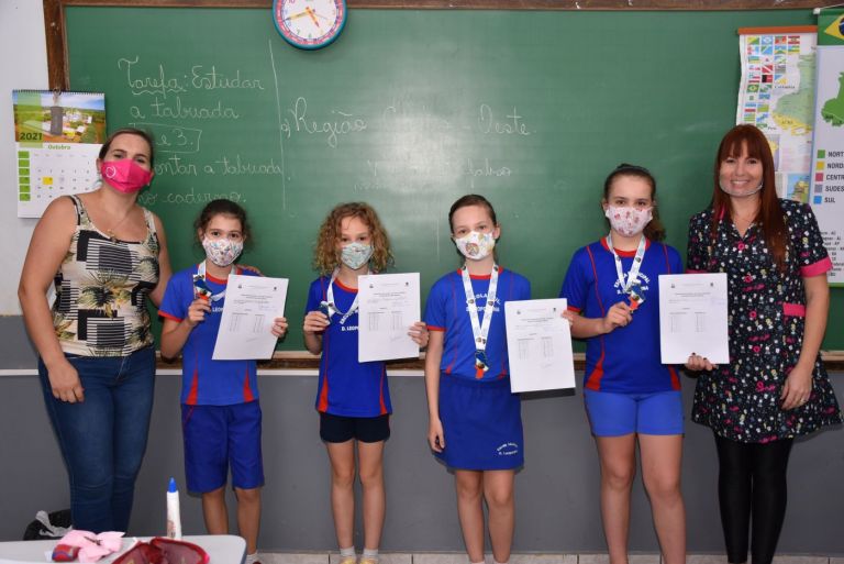 Educação de Quatro Pontes premia alunos destaques na avaliação diagnóstica municipal