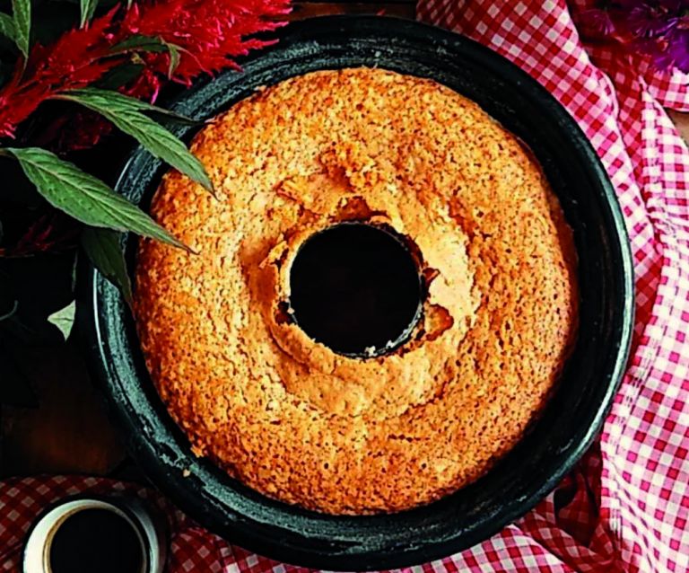 Bolo de iogurte com amoras e chocolate