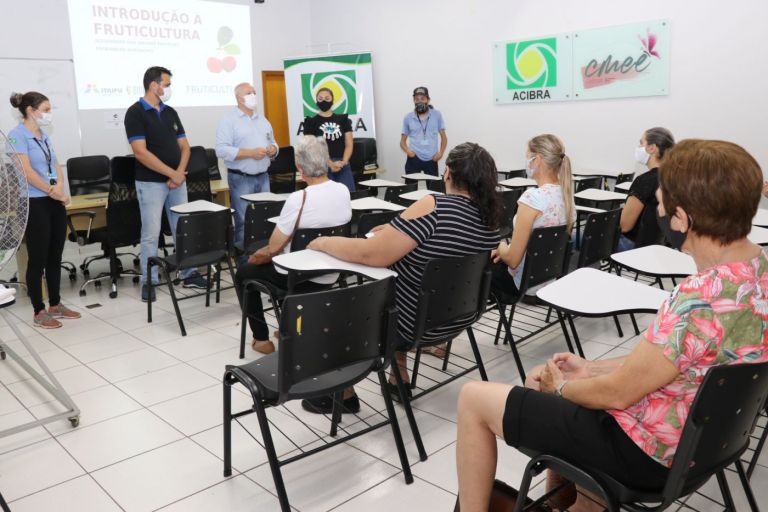Curso de Introdução à Fruticultura é iniciado em Pato Bragado