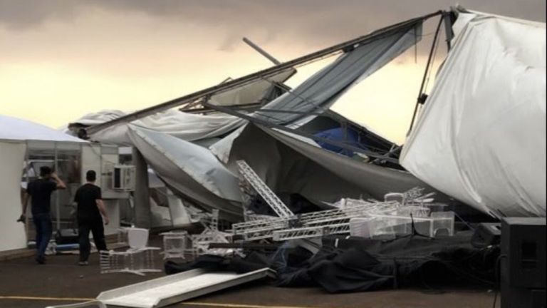 Temporal destrói estrutura em que Jair Bolsonaro falaria no Paraná