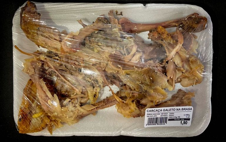 Fotógrafo faz ensaio com restos de comida em bandejas precificadas para criticar fome: “se não tiver legenda, você acredita que é verdade”