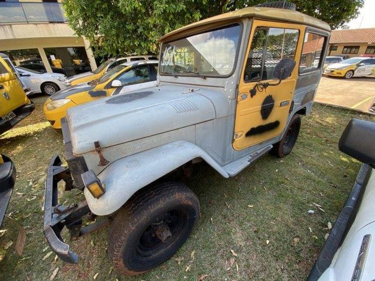 PM do Paraná leiloa 258 veículos em 11 cidades do estado