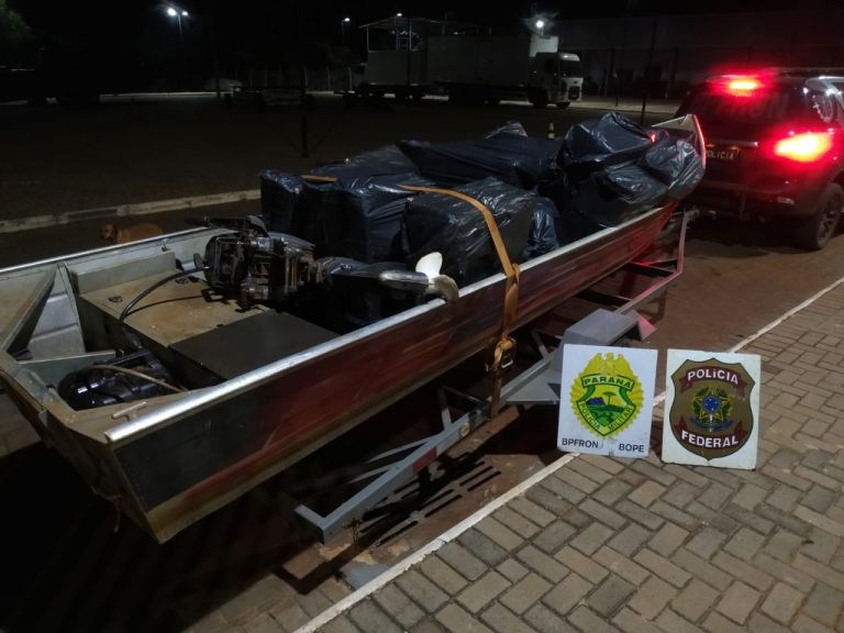 BPFron, Bope e PF apreendem embarcação com dois mil pacotes de cigarros contrabandeados em Guaíra