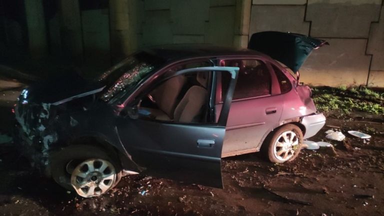 Veículo desgovernado bate contra paredão do viaduto da AACC em Marechal Rondon