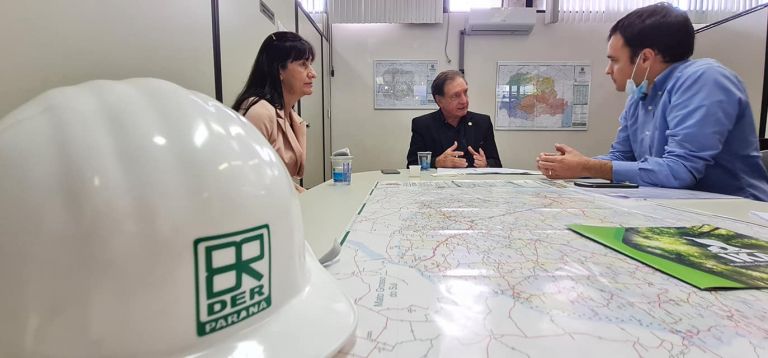 No DER, Ademir Bier verifica solicitações de pedidos de melhorias de rodovias do Oeste