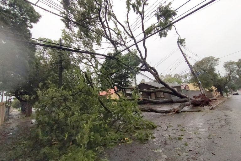 Copel e Sanepar trabalham para restabelecer luz e água em municípios atingidos por temporal