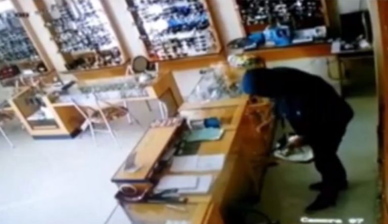 Elementos armados roubam joalheria e funcionários em Itaipulândia