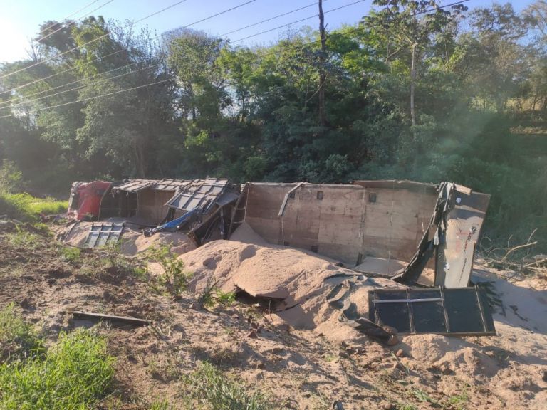 Carreta carregada com farelo tomba na BR-163 em Marechal Rondon