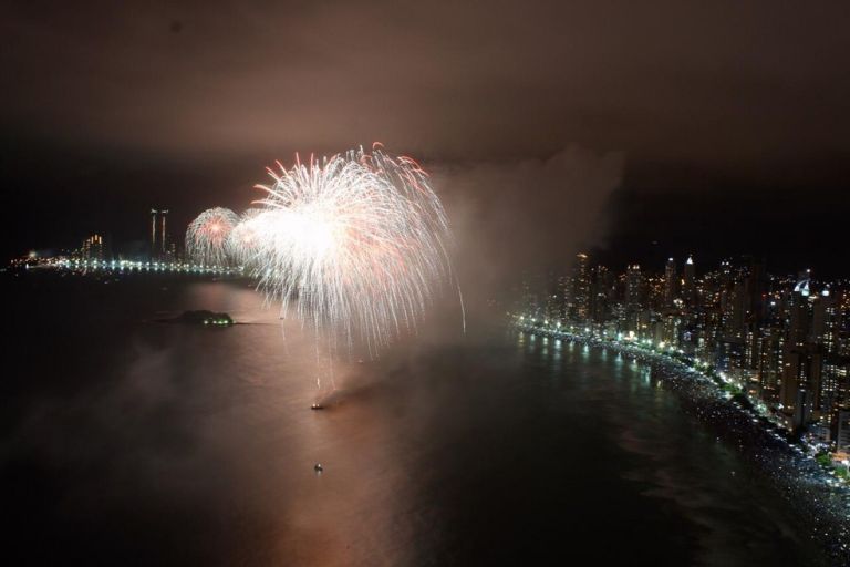 Balneário Camboriú planeja réveillon com fogos de R$ 2,3 milhões na nova orla da Praia Central