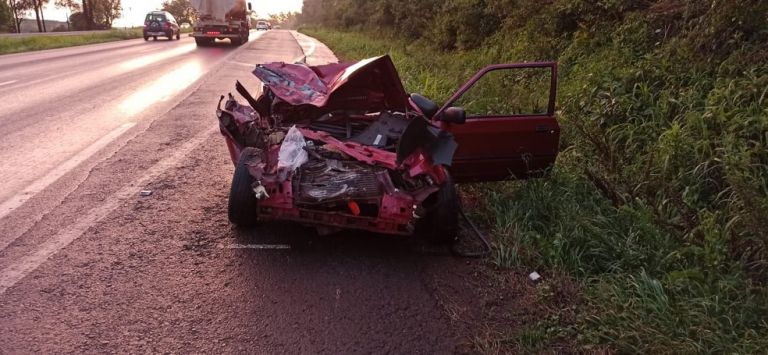 Duas pessoas ficam feridas após batida entre dois carros na BR-467