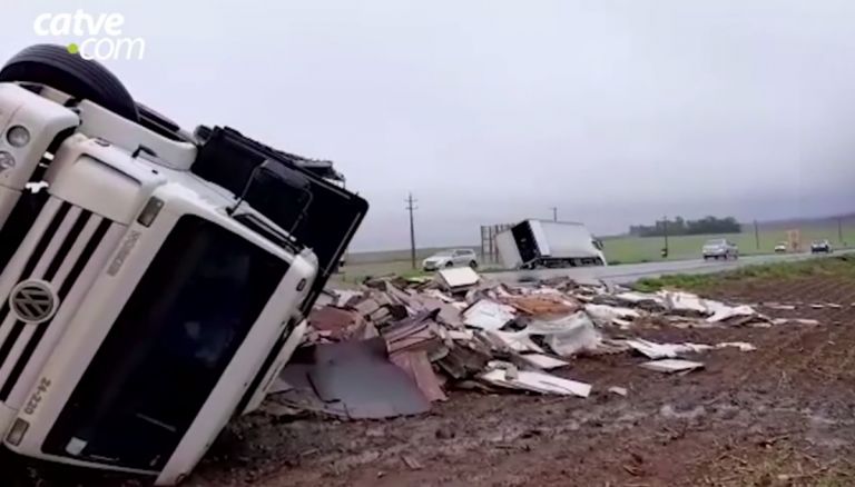 Caminhão tomba e outro para no canteiro central da BR-467