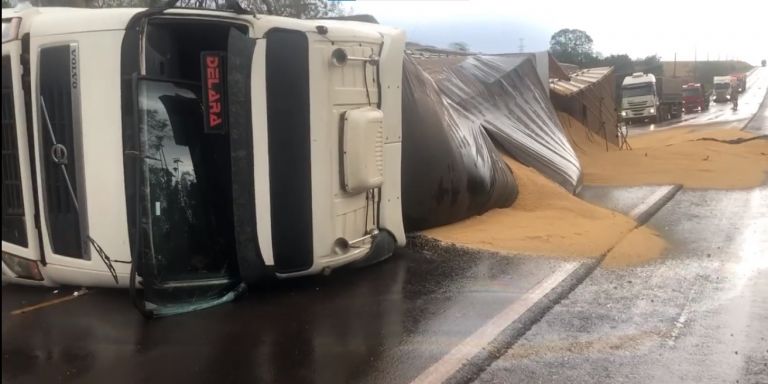 Carreta tomba na BR-163, próximo ao distrito de Novo Horizonte