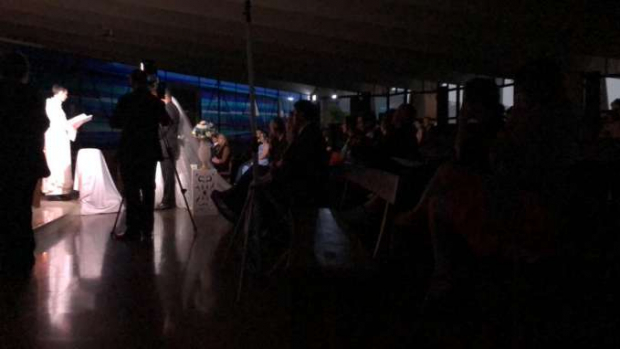 Noivos casam no escuro em catedral da região