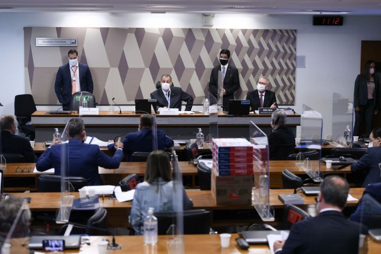 CPI da Covid: relator pede o indiciamento de Bolsonaro e mais 65 pessoas e 2 empresas