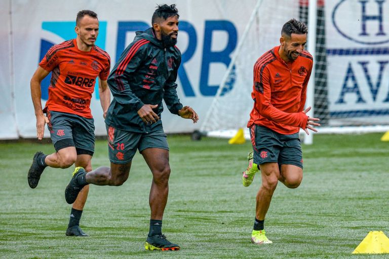 Fluminense e Flamengo disputam clássico no Maracanã neste sábado