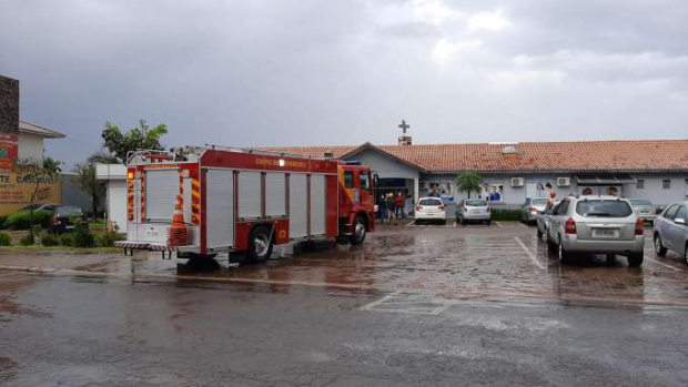 Pacientes são remanejados depois de ala de hospital de Cascavel inundar
