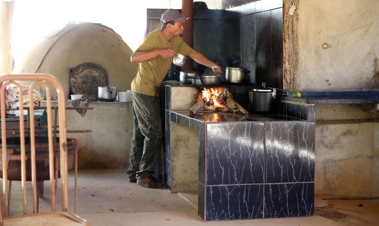 Com alta do gás e de alimentos, especialistas orientam como economizar