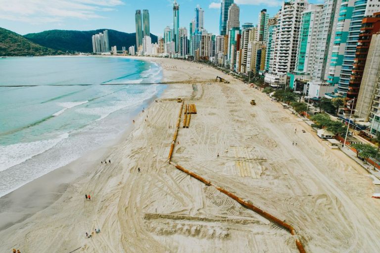 Megaobra de alargamento em praia de Balneário Camboriú entra na fase final