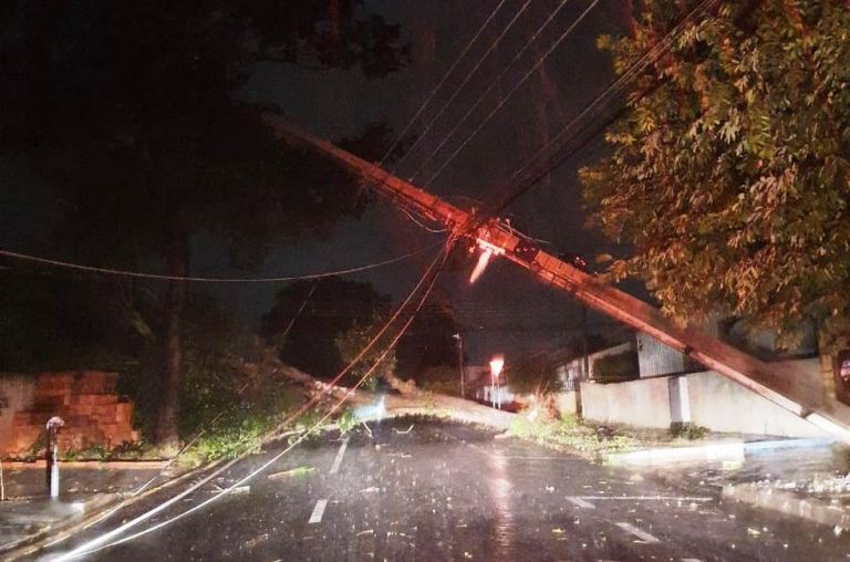 Após fortes chuvas, mais de 305 mil imóveis estão sem energia neste domingo no Paraná
