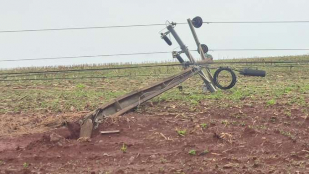 Somente nas regiões Oeste e Sudoeste mais de 140 postes foram quebrados com temporal