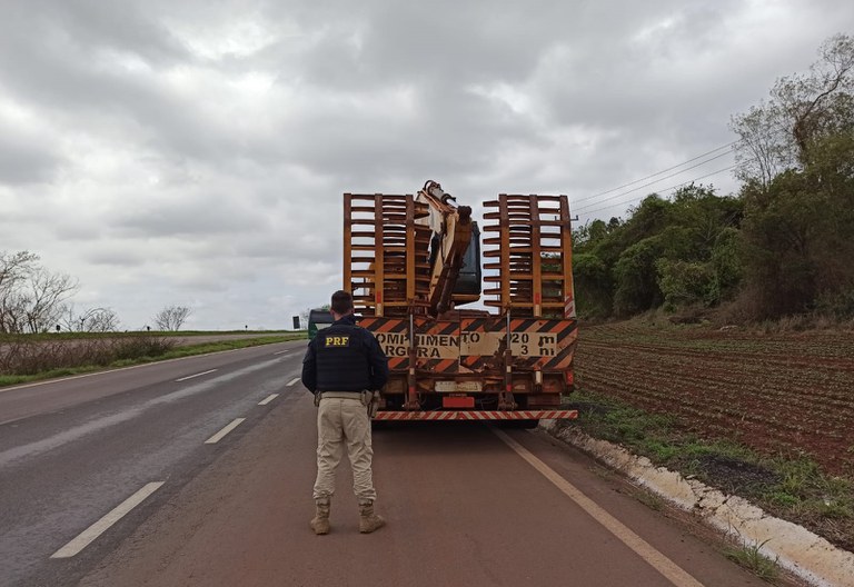 PRF impede transporte de escavadeira de 19 toneladas em Toledo