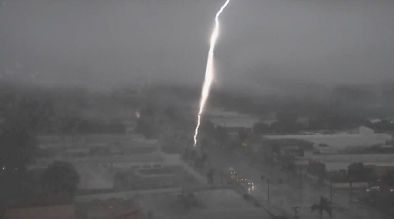 Câmera registra raio atingindo avenida de cidade do Paraná durante temporal