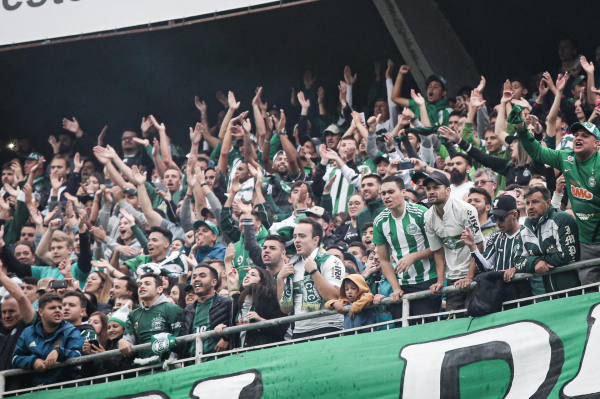 Coritiba S/A: sócios aprovam mudança de modelo no futebol para clube-empresa