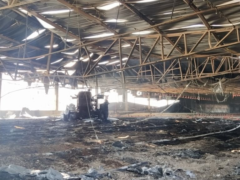 Incêndio destrói parte de aviário e trator no interior de Mercedes