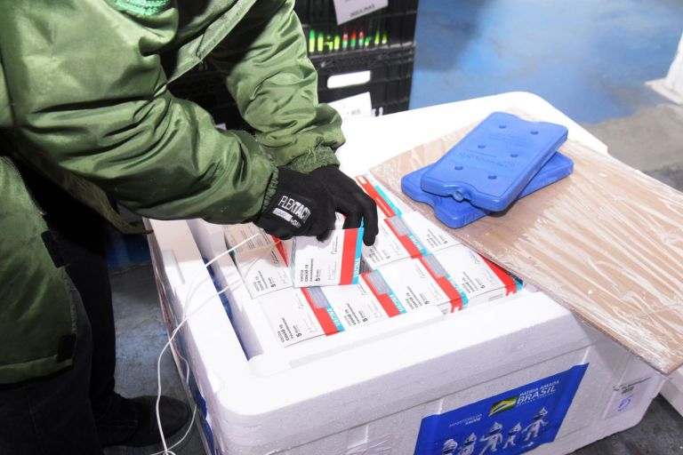 Mais 98 mil vacinas contra a Covid-19 chegam ao Paraná nesta sexta; lote é de segundas doses