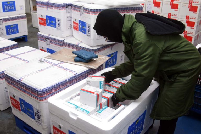 Com parcela para reforço dos trabalhadores da saúde, Paraná recebe mais 344 mil vacinas