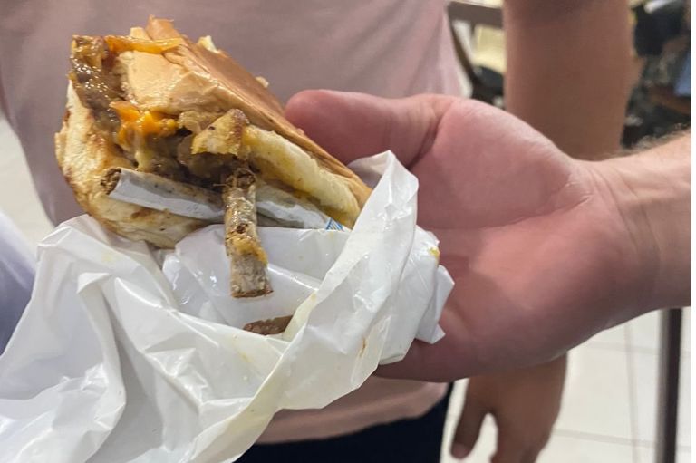 Morador de Maringá encontra dois cigarros no cachorro-quente