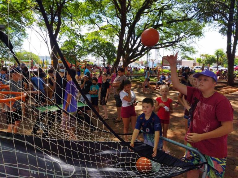 Brincando na Praça reúne centenas de crianças em Mercedes