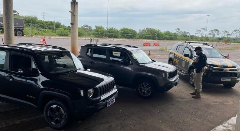 PRF recupera duas camionetes e prende três pessoas que tentavam levar os veículos para o Paraguai