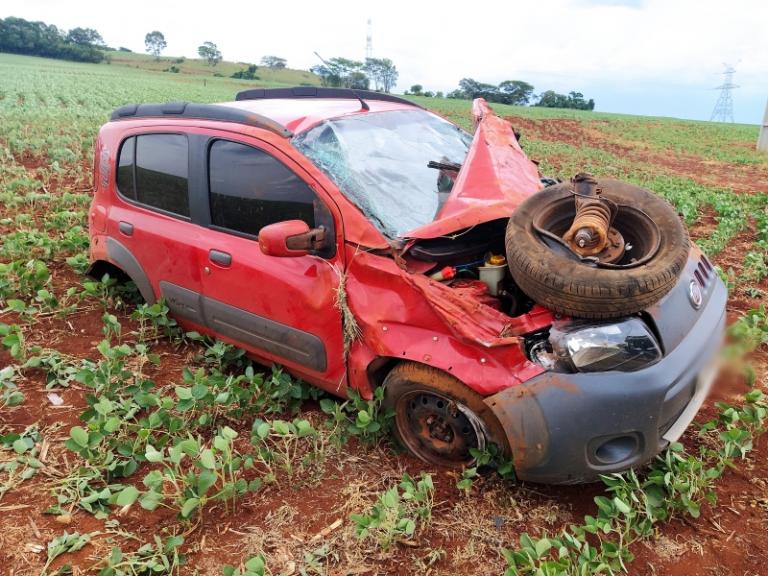 Carro tem roda arrancada em capotamento na BR-163 entre Mercedes e Marechal Rondon