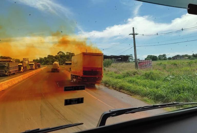 Produto corrosivo vaza de caminhão na BR-163 em Marechal Rondon