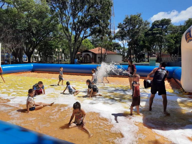 Praça Willy Barth sedia Brincando no Bairro e Vôlei de Areia neste sábado