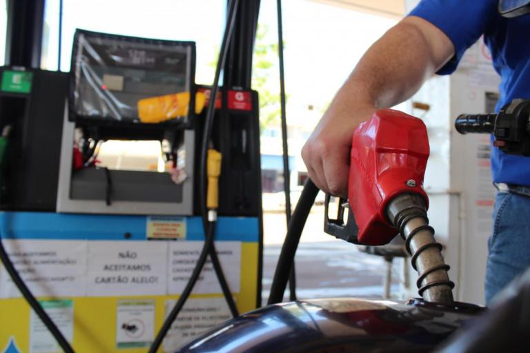 Projetos que reduzem preço de combustíveis estão prontos para votação na próxima semana