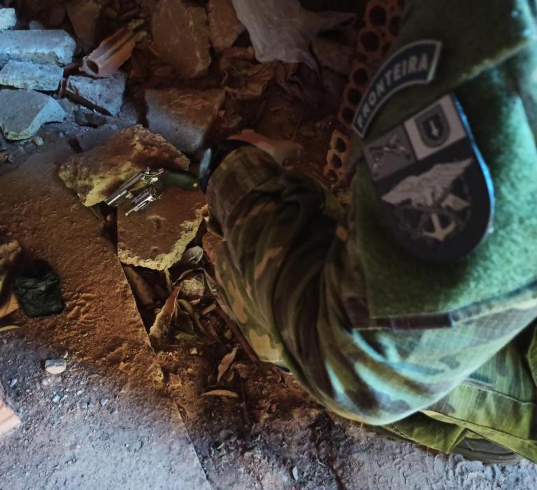 BPFron encontra arma e munições em construção abandonada em Guaíra