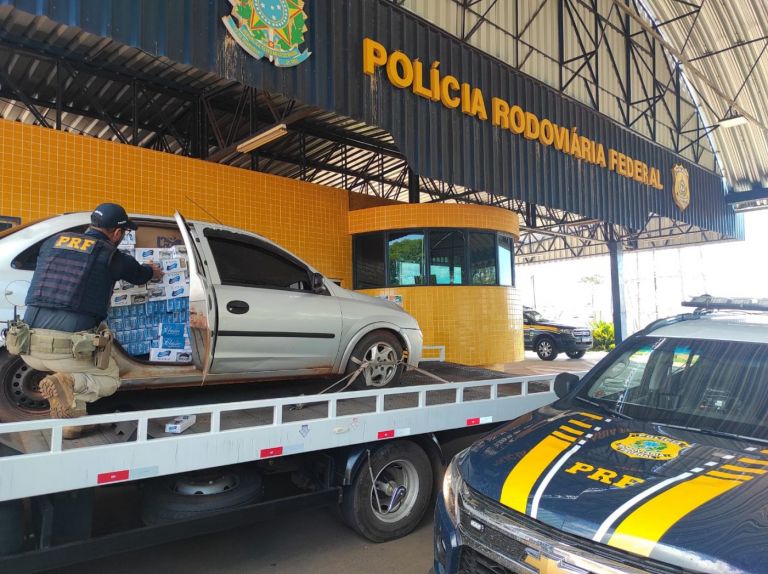 PRF apreende carro carregado de cigarros contrabandeados em Guaíra