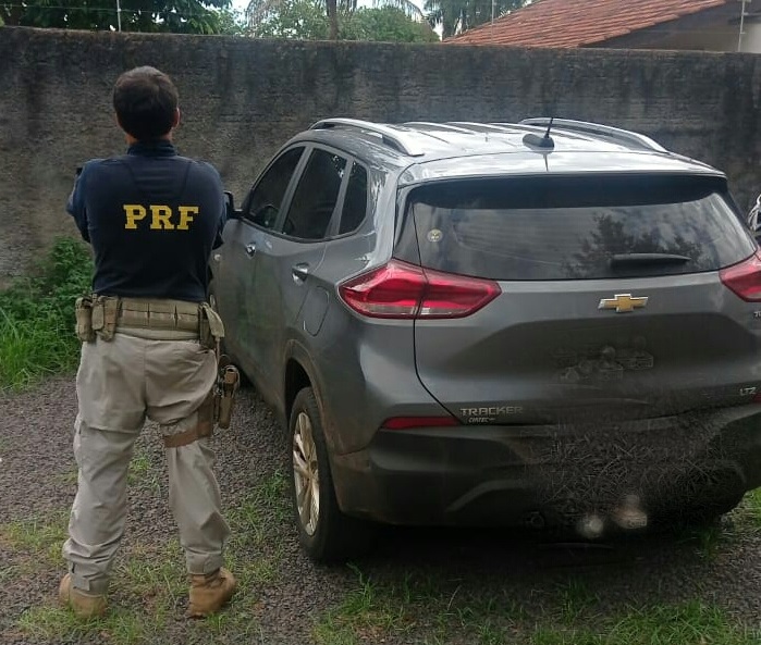 PRF prende uma mulher e apreende dois menores em veículo roubado em Guaíra