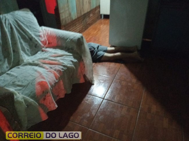 Homem é morto a tiros no sofá de casa em Santa Helena