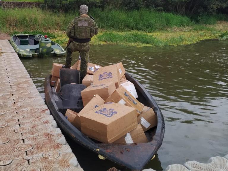 BPFron e PF apreendem embarcação carregada com cigarros contrabandeados em Entre Rios do Oeste