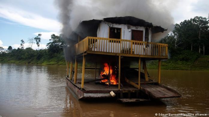 PF coloca fogo em balsas de garimpo ilegal no rio Madeira