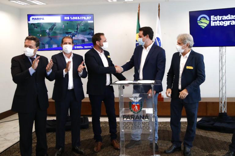 Em Curitiba, prefeito de Maripá assina convênio de R$ 1 milhão para pavimentação poliédrica
