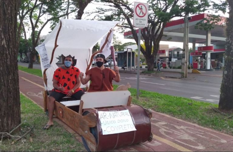 “Carro dos Flintstones” usado em protesto contra preço dos combustíveis foi feito em três semanas com material reciclado